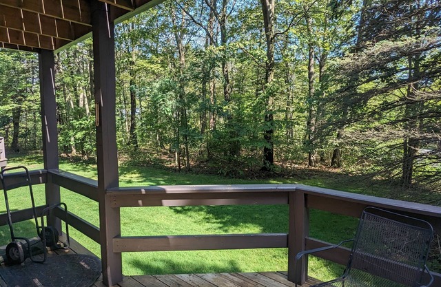 Ski condo with deck. Walk across the street to the slopes.