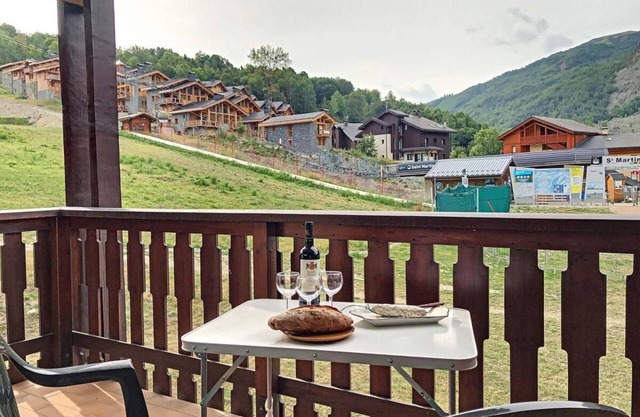 Ski-in/ski-out & foot of the slopes, 3rd floor, view ski slopes, balcony, tv, ski locker, 44m²