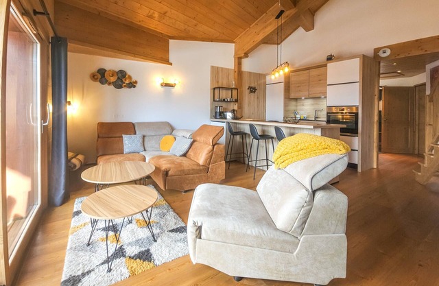 Ski-in/Ski-out Apt for 6 with South-West Terrace, Parking, and WiFi in St. Martin de Belleville