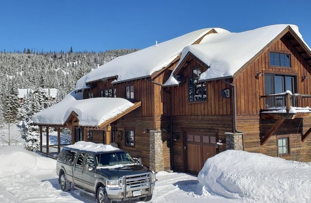 Ski Heaven, Ski in, Ski out Big Sky Mtn Village Home with Hot Tub