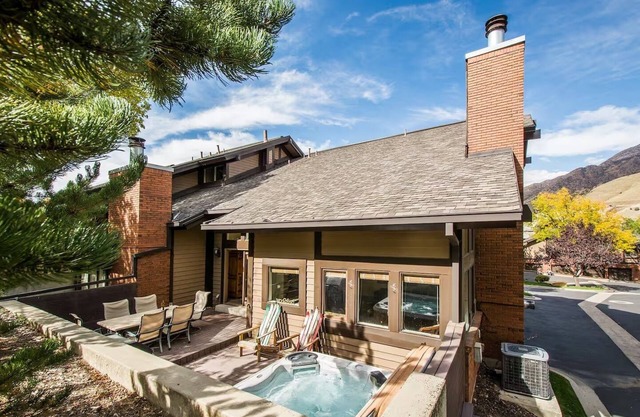 Ski, Hike, Relax ~ Hot Tub + Foosball Table Walk to Restaurants & coffee shop