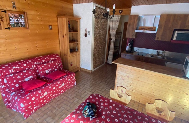 Ski-In/Ski-Out Studio with Mountain View Balcony and Parking