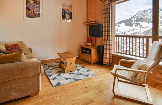 Ski-in/out Apt, 4 pers, 2 bedrooms, sunny balcony, quiet area