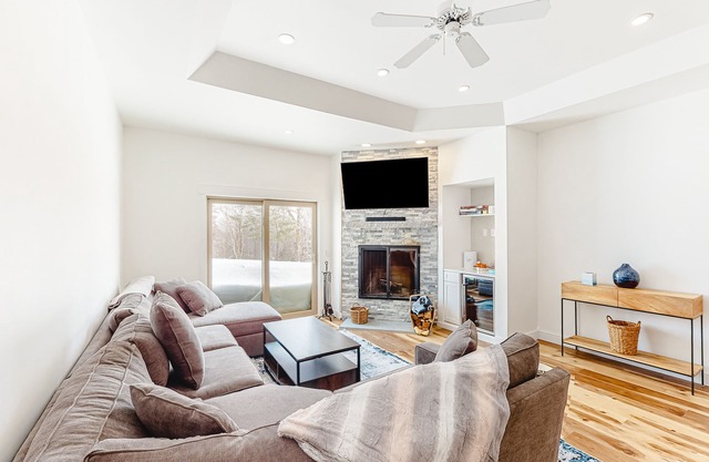 Ski-in/out condo with fireplace, pool, hot tub, sauna & washer/dryer