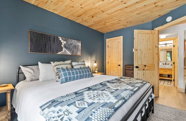 Ski-In/Out Luxury 1 Blk to Main Pool+Hot Tub Sauna