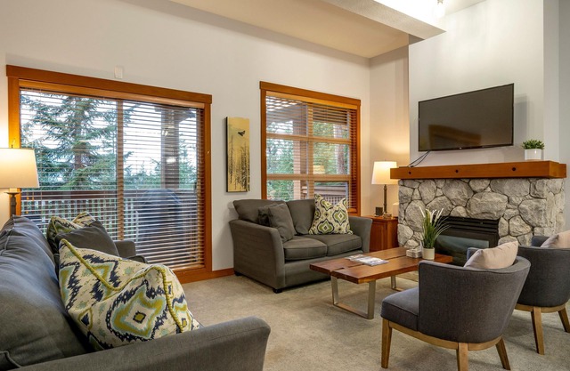 SKI IN/OUT | Mountain Views | Private Hot Tub | Managed By Aloha Whistler