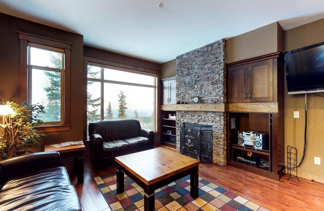 Ski-in/out of this gorgeous home with a private hot tub & amazing views