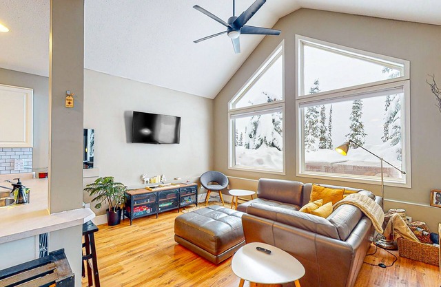 Ski-in/out townhouse with mountain views, hot tub, gas grill, fireplace, & W/D
