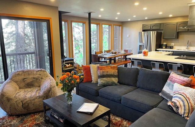 Ski In Out, With Beautiful Views, Wall of Glass, ski to Canyon or Eagle Lodge
