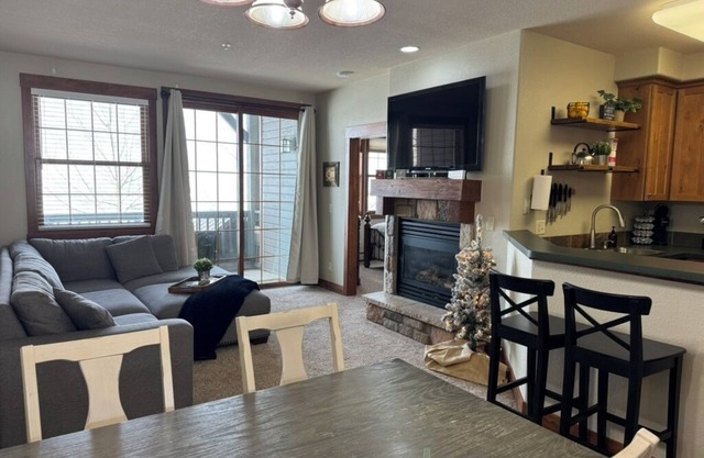 Ski-in/Ski out 2-bedroom family-friendly condo in peaceful Granby with WiFi