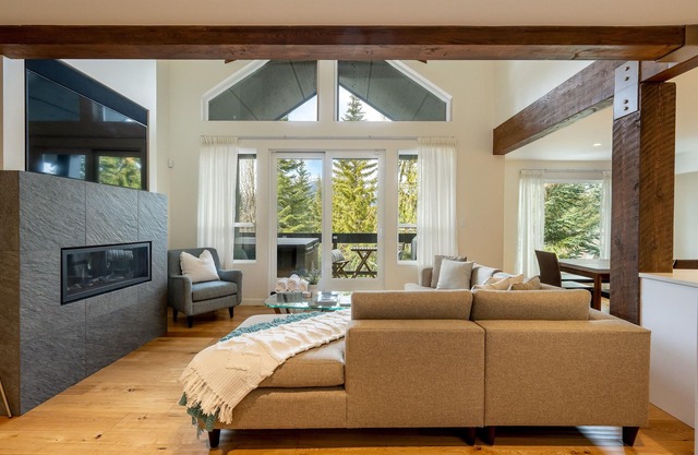 Ski In/Ski Out Access | Luxury 3.5BR | Media Room | Hot Tub | Garage | Managed By Aloha Whistler