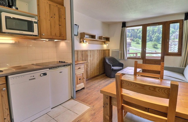 Ski-in/Ski-out Apartment in La Tania - Sleeps 4, Balcony, Close to Center