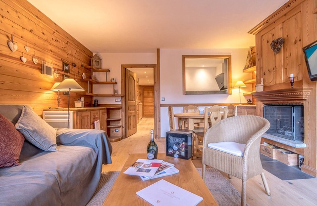 Ski-In/Ski-Out Apartment, Fireplace, Concierge, Sleeps 6