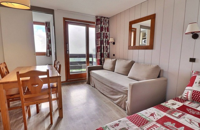 Ski-In/Ski-Out Apartment with Balcony, Near Shops, Free Wi-Fi, Sleeps 4