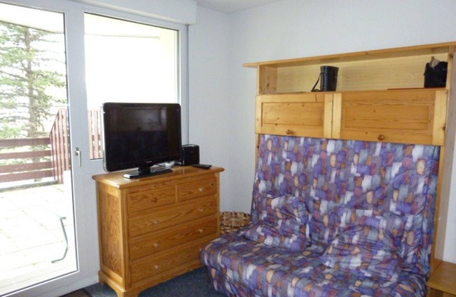 Ski-in/Ski-out Apartment for 4 with Terrace, Near Shops, Free Parking