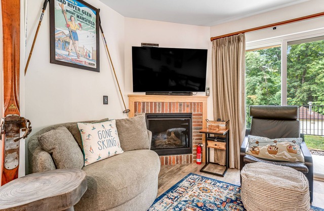 Ski-In/Ski-Out Condo with Fireplace, Fast WiFi, Washer/Dryer & Seasonal Pool