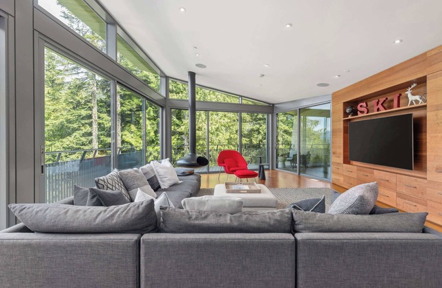 Ski-in/ski-out home w/fireplace & hot tub