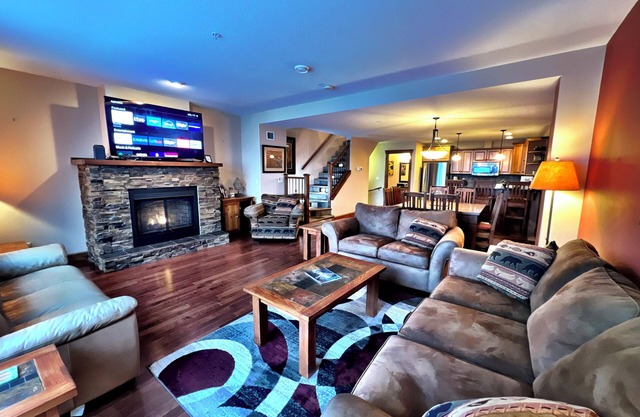 Ski-In/Ski-Out Paradise:The ultimate ski vacation in this luxurious condo with Pvt Hot Tub-Sleeps 11