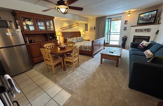 Ski-in/Ski-out Slopeside Studio Smuggler's Notch Resort - UPDATED LOWER RATES