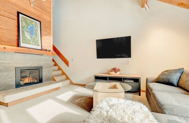 Ski-in/ski-out townhome with fireplace, pool, hot tub & on-site ski/sled hill