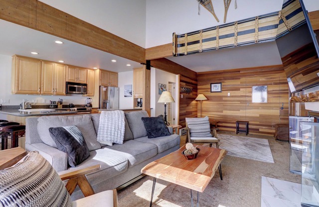 Ski in Ski out, Amazing Views Condo in East Village VP211