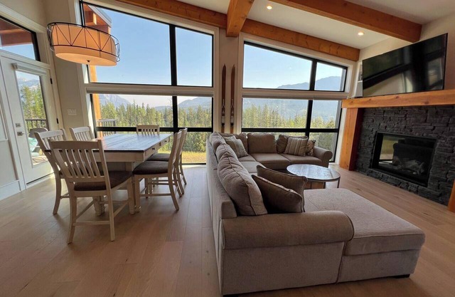 Ski In to your Hot Tub & Sauna