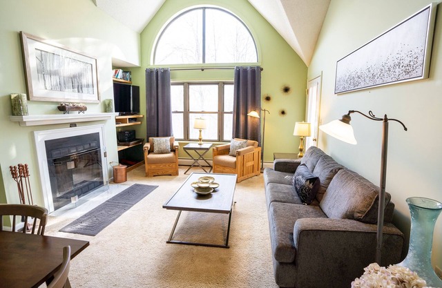 SKI-ON/SKI-OFF Okemo On Mountain Spacious Getaway ⛷ hot tubs, pool, fireplace