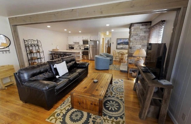 Ski View 1 Bella Vista - In Town - On Main Street - End Unit - WiFi - Cable - El