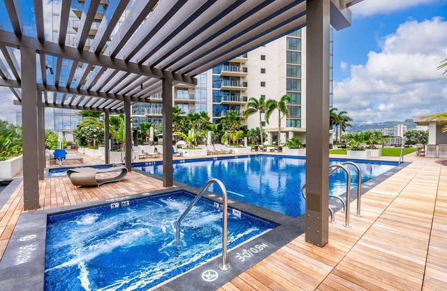 Sky Ala Moana: private patio/walk to pool/12 ft. ceiling