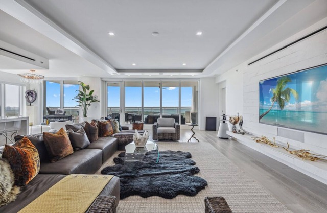 Sky High Luxury: Stunning Penthouse retreat in Kalea Bay. Naples