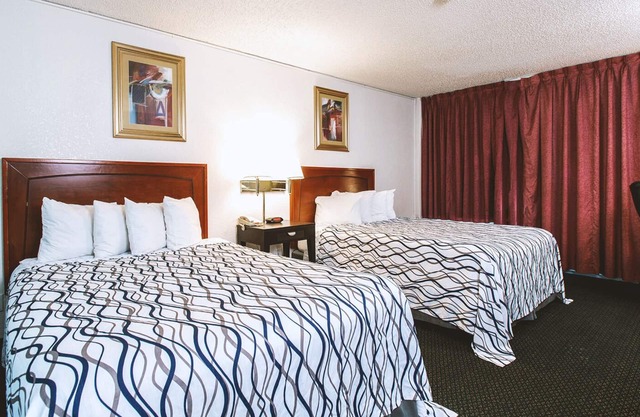 Sky-Palace Inn & Suites Wichita East - Comfort Suite 2 Queen Bed NS Oversized