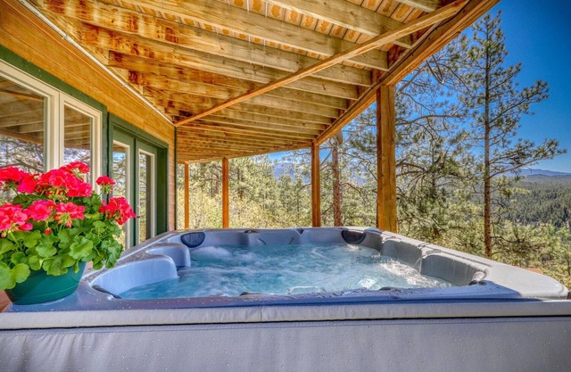 Sky Vista Lodge: Stunning Views, Private Hot Tub, Wraparound Deck, and Close to Wolf Creek Ski Area!