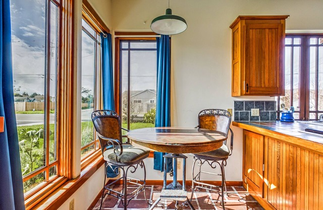 Skydeck ZigZag Suite - Cozy Digs, 1st Fl, Dog/Pet Friendly!