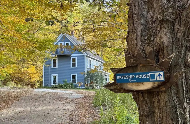 Skyeship House Condo with Hot Tub! - 1 Minute from Gondola - Sleeps 12 Easily