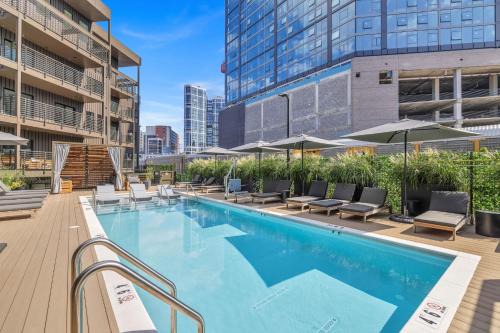 Skyline Nights in Downtown Nashville Walk to Broadway with Pool and Gym