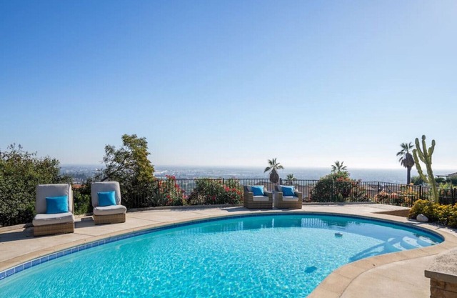 Skyline Retreat|Heated PoolSpa|Parking|Overlooking