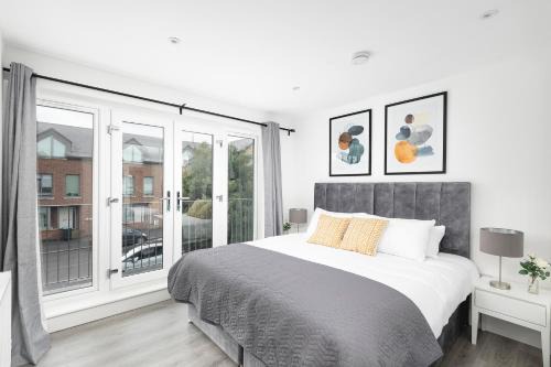 Skyvillion - London Enfield Chase Apartments with Parking & Wifi