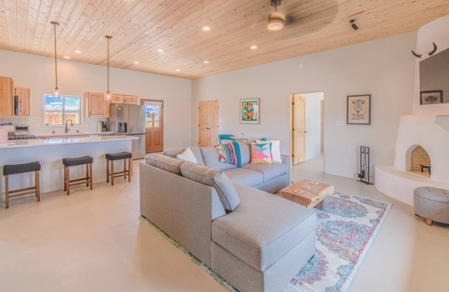 Sleek and Comfortable Custom Home near Taos Country Club