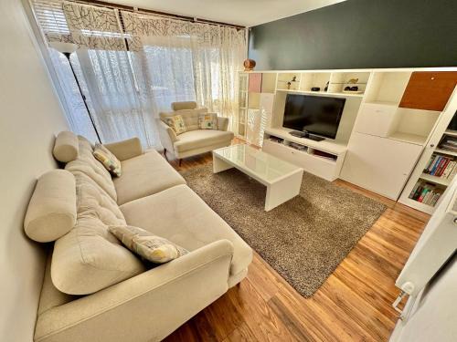 Sleek & Bright balcony Flat Perfect Escape London