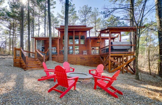 Sleek Cabin with Hot Tub 11 Mi to Broken Bow Lake!
