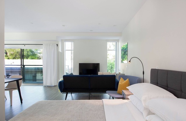 Sleek & Central Studio in Old Town Pasadena