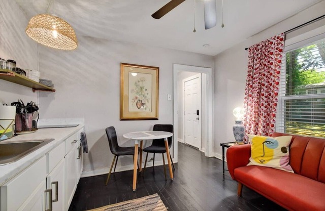 Sleek Dignowity Hill Apt - 2 Min to DT-1