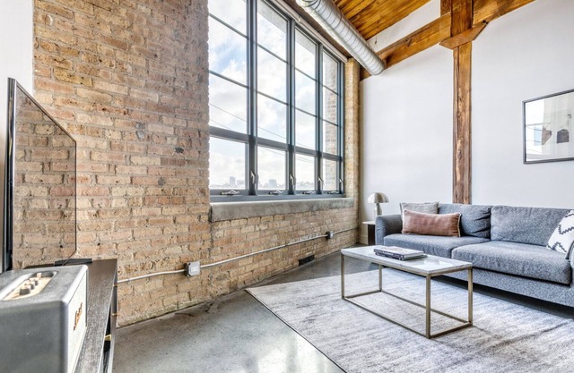 Sleek Lincoln Park 1BR w/Lounge, Roof & Gym, near DePaul, by Blueground