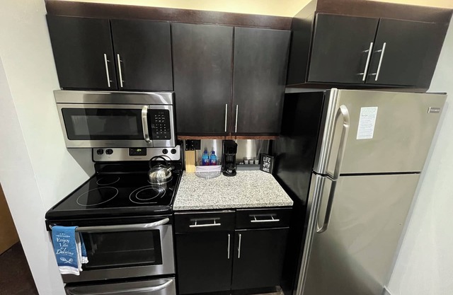 Sleek & Spacious Gem with QnBd in the heart of Scott’s/WiFi/AC/fitness room
