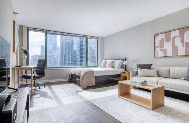 Sleek Streeterville Studio w/Pool & Gym, near Park, by Blueground