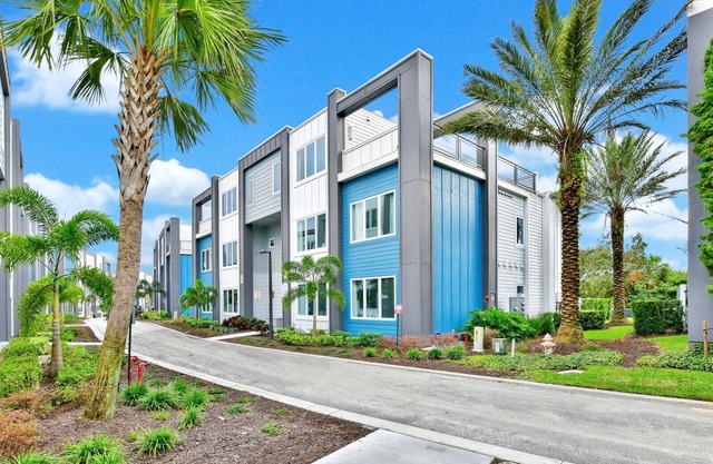 Sleek Two Story Condo near Disney with Resort & Waterpark Access - B27-214