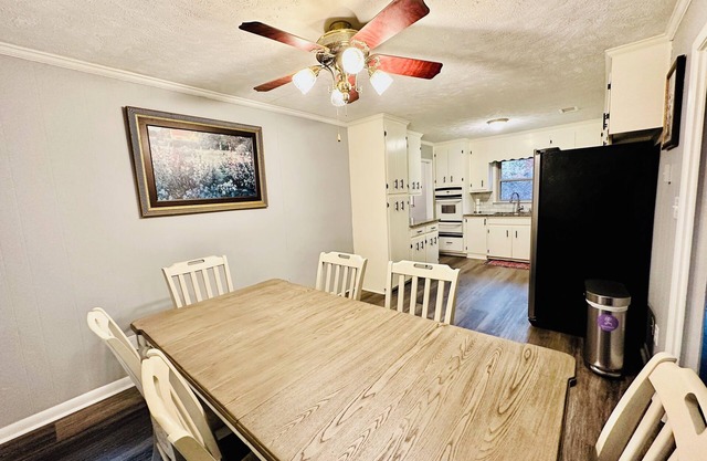 Sleep 10 Newly Listed Vacation Home in Acworth near many restaurants & groceries