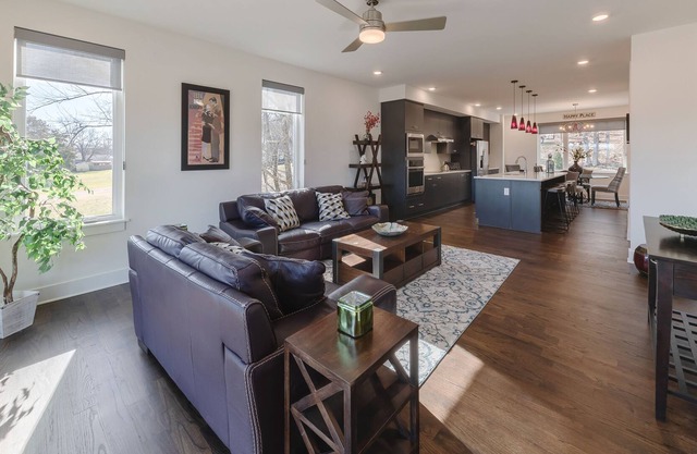 Sleep 8 on Central! Conveniently Located!!! 3 bed 3 1/2 bath Townhome.