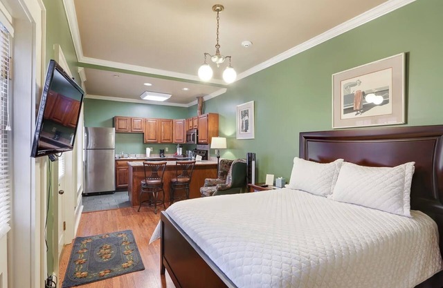 Sleep Under the Palms – Sweet King Studio in NOLA Garden Hotel