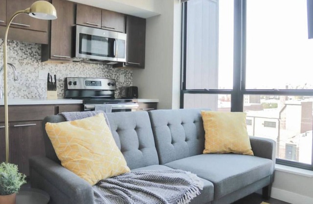 Sleepover : Vibrant Studio + Gym - Downtown Des Moines